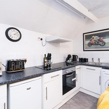 Dd Apartment 8 - Free Parking - Fast Wifi คาสเซิลโดนิงทัน ภายนอก รูปภาพ